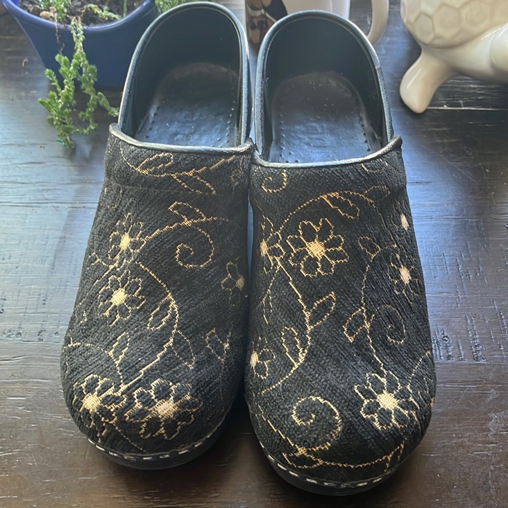 Sanita embroidered clogs size 39. Excellent condition. $40​​